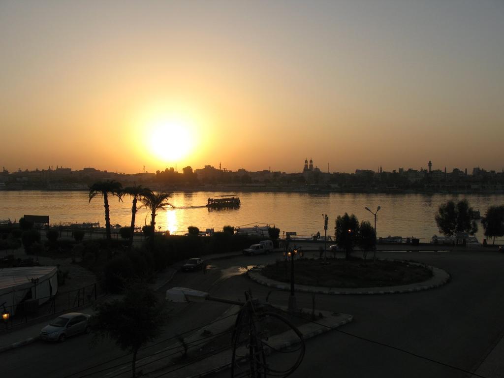 Nile Valley Hotel Luxor Exteriör bild